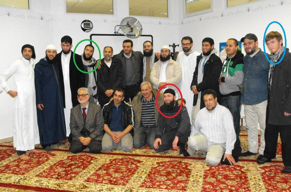 Quelle foto assieme ai jihadisti dell'imam che attacca Salvini