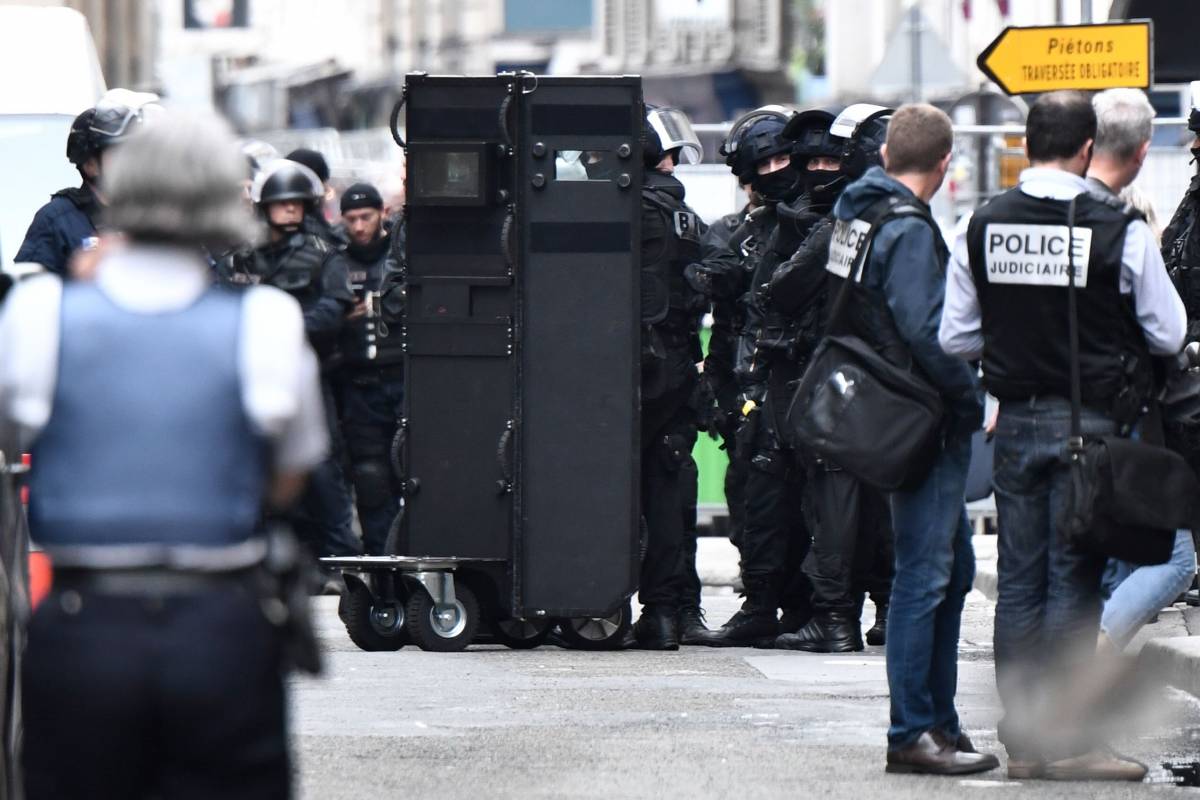 Parigi, uomo armato prende alcuni ostaggi. Poi viene arrestato