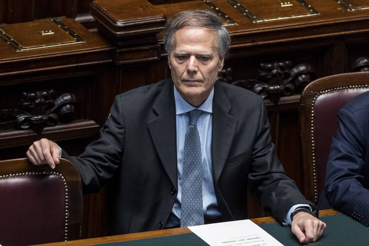 Scontro Italia-Francia, Moavero convoca l'ambasciatore: "Relazioni compromesse"