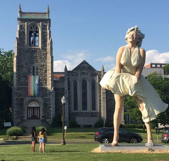 La statua di Marilyn Monroe davanti alla chiesa: è polemica