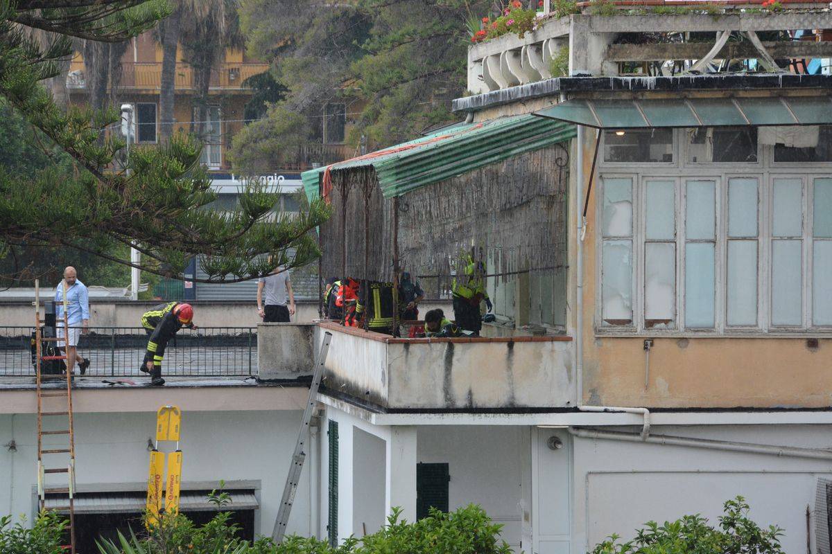 Cade da terrazzo nel tentativo di recuperare mazzo di chiavi, grave 40enne