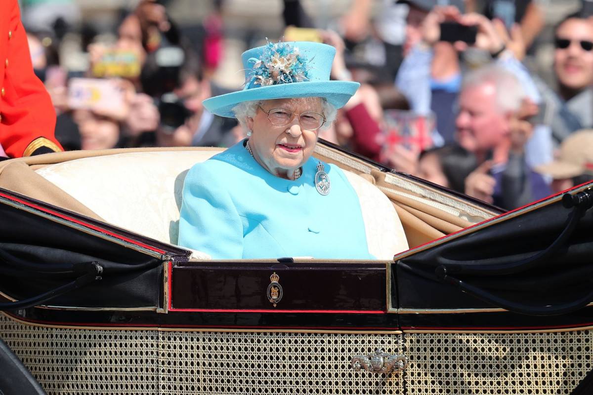 La regina ha il raffreddore Pronto il piano per l'addio