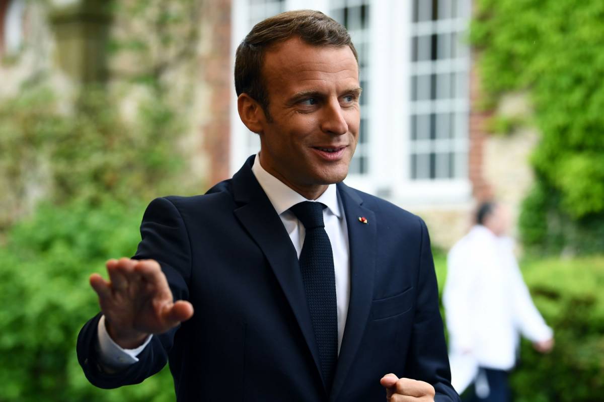 Parigi, bufera sull'Eliseo: "Macron contro la povertà e spende mezzo milione per i piatti"