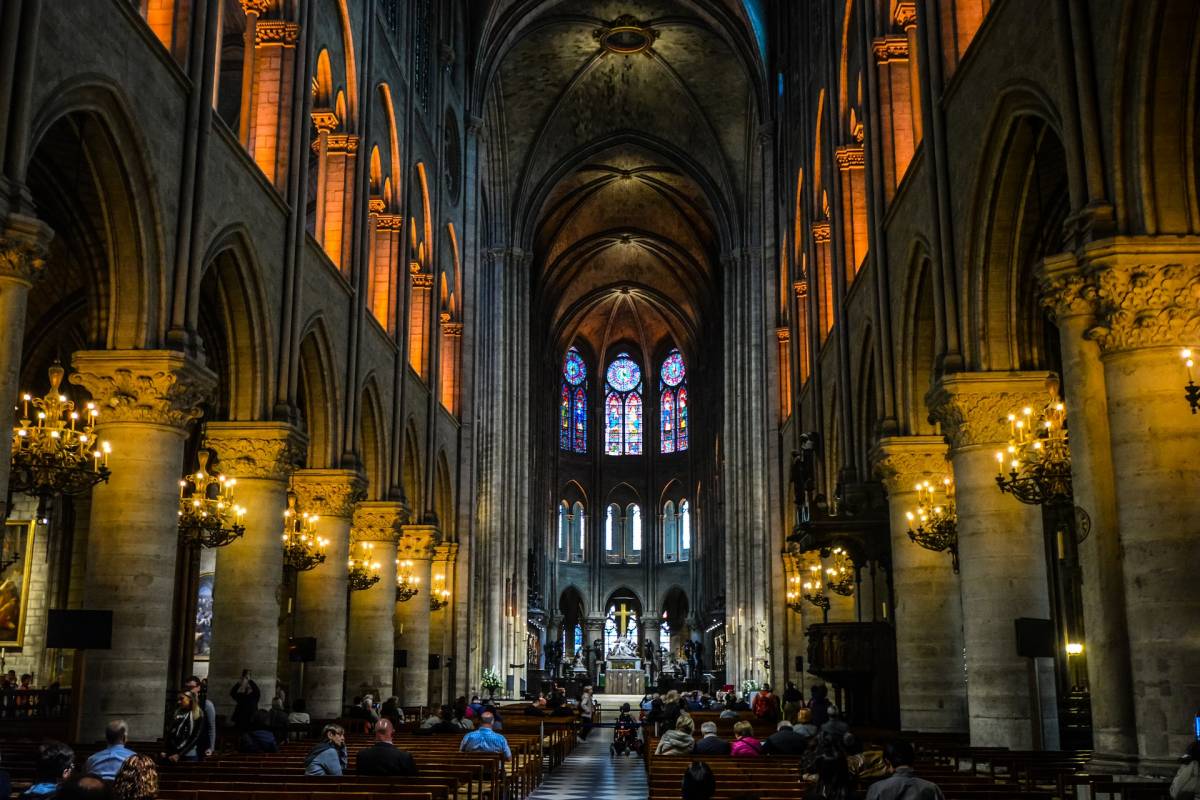 Parigi, profanata l'acqua santa del Notre Dame