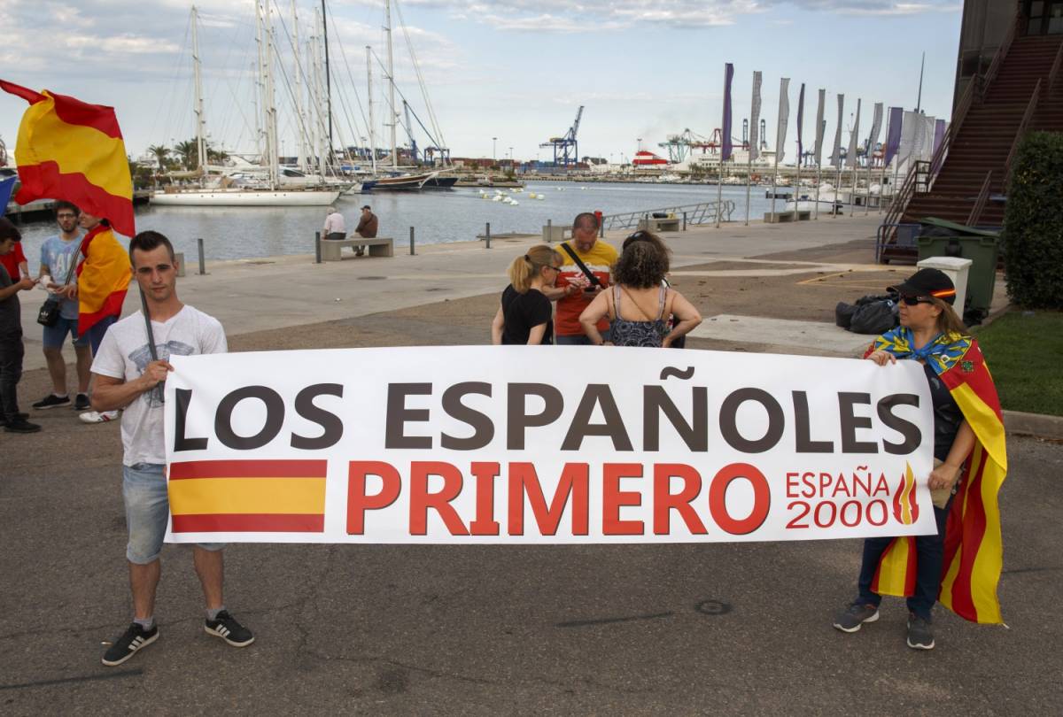 L'Aquarius attracca a Valencia, le proteste: "Non vogliamo i migranti"