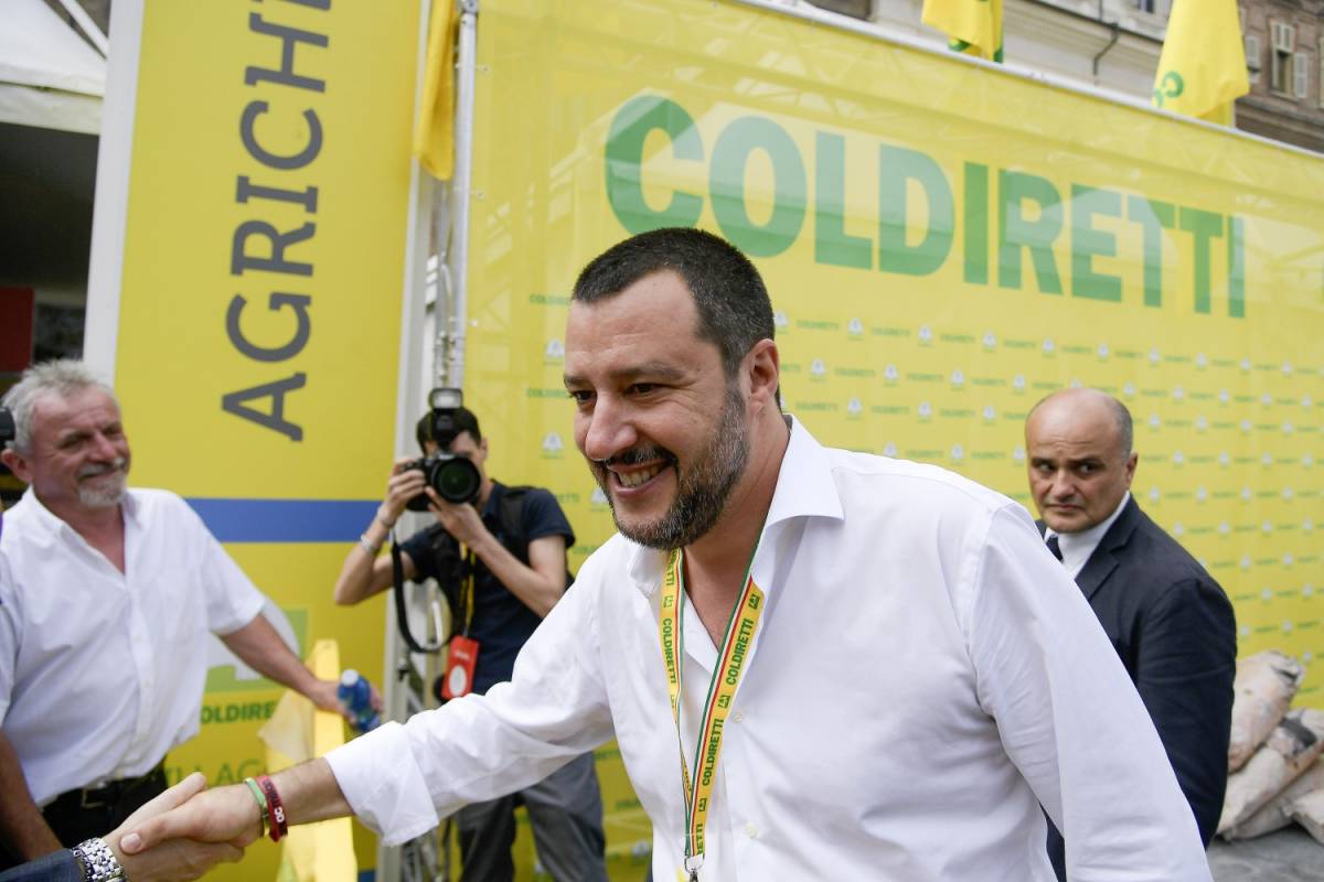 Adesso è il turno dei rom Salvini: "Basta caos, faremo un censimento"