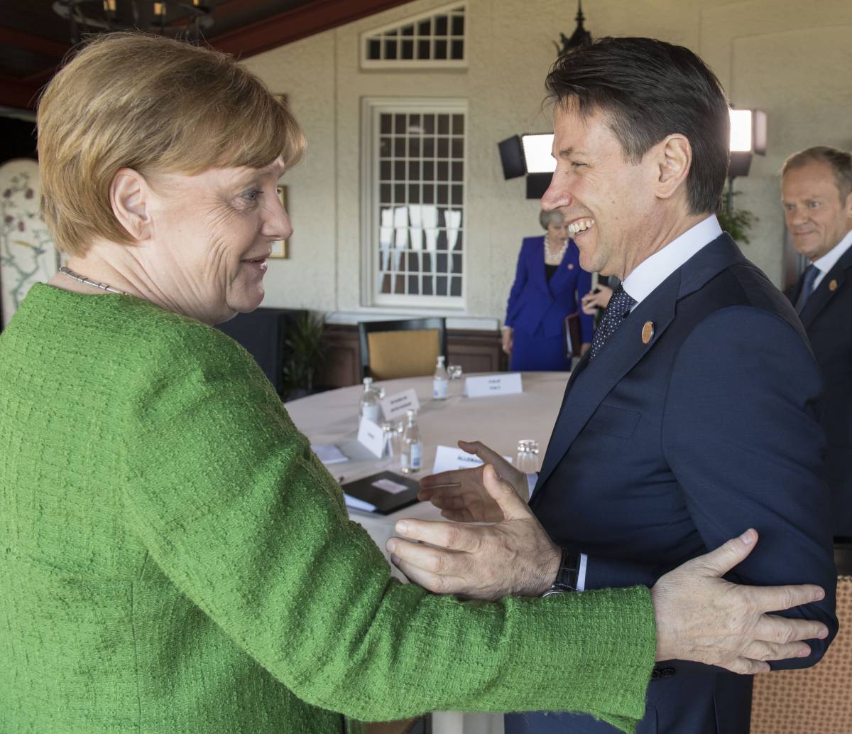 E Conte va dalla Merkel (nella bufera)