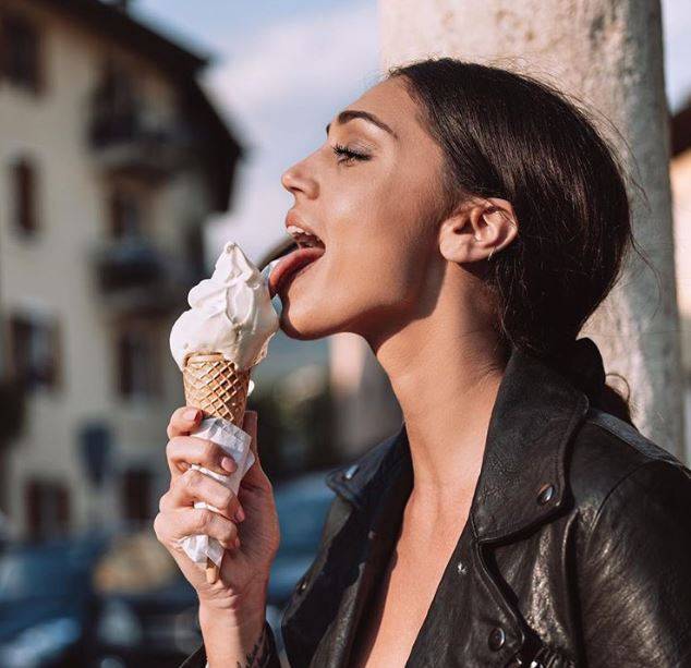Bufera su Cecilia Rodriguez per la foto col gelato. E il web tira in ballo anche Belen