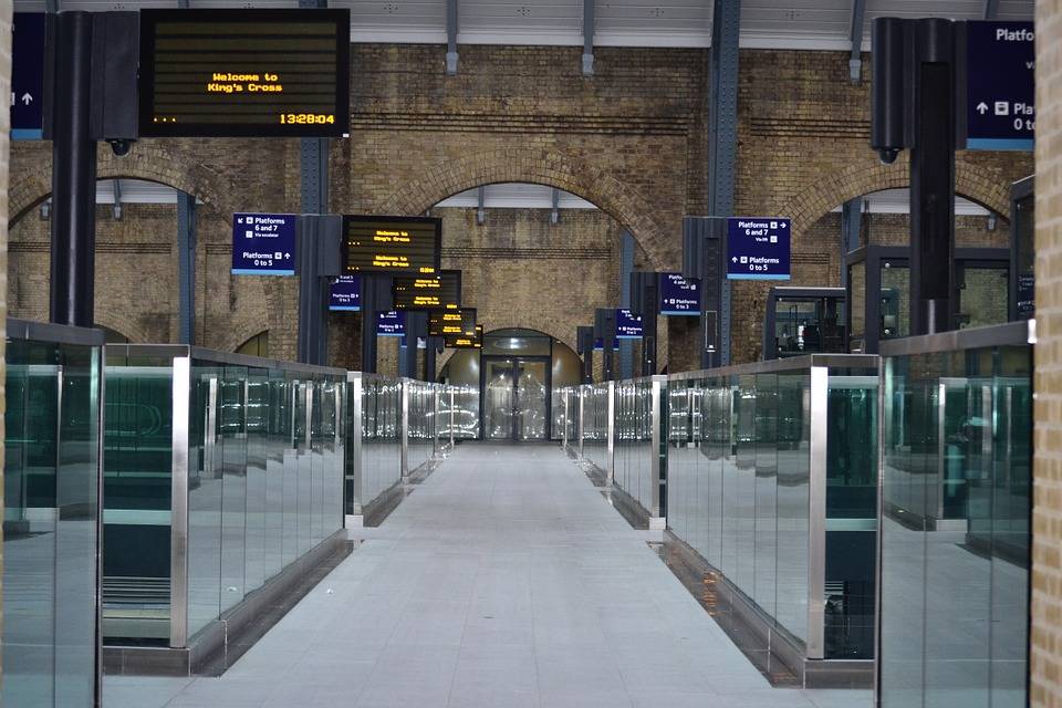 Londra, tre persone investite da un treno in circostanze misteriose