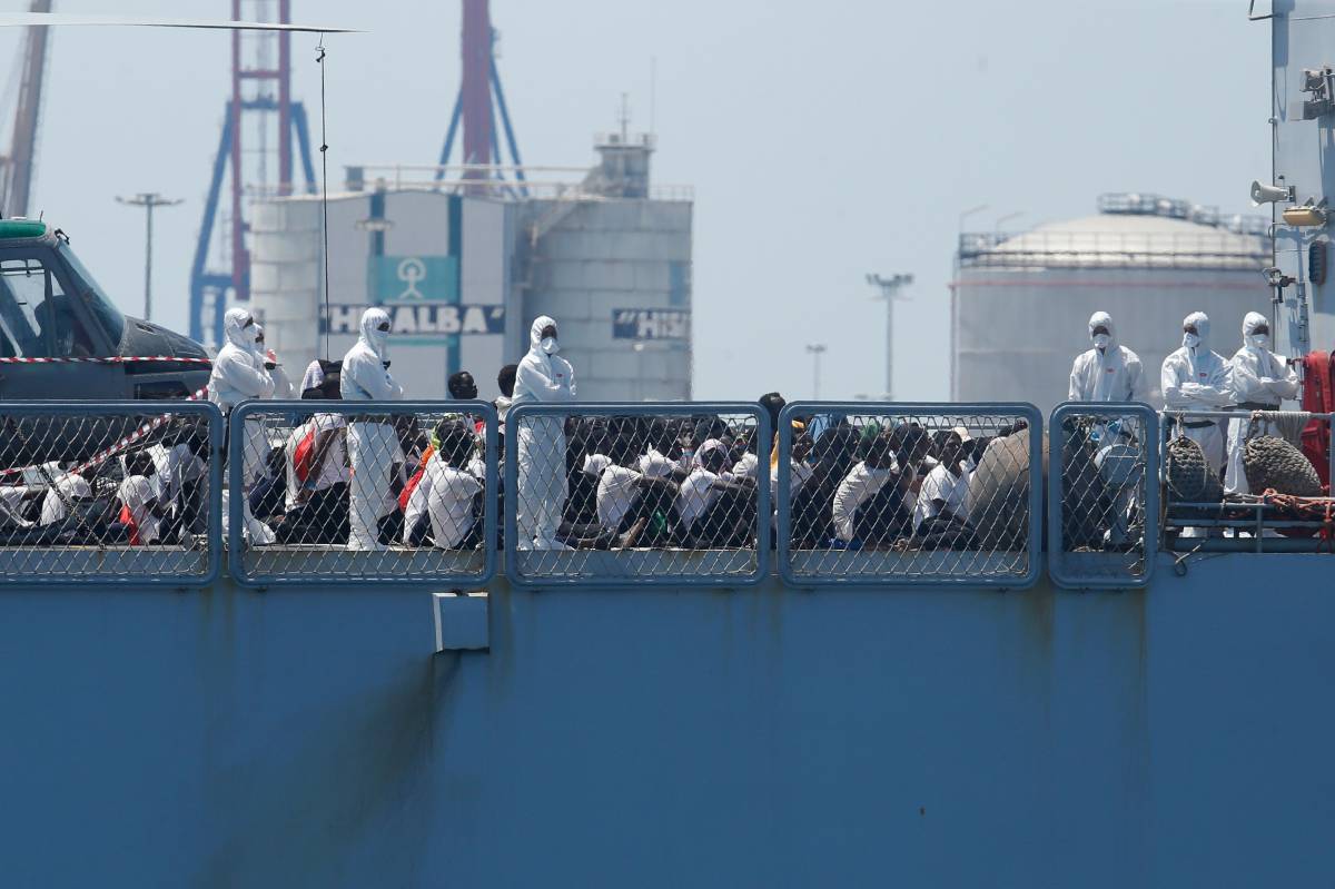 Vos Thalassa, migranti in rivolta sulla nave: "L'equipaggio rischiava la vita"