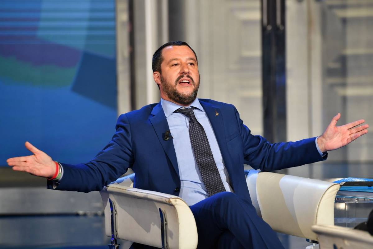 Salvini rivede la scorta a Saviano. E lui: "Buffone e malavitoso"