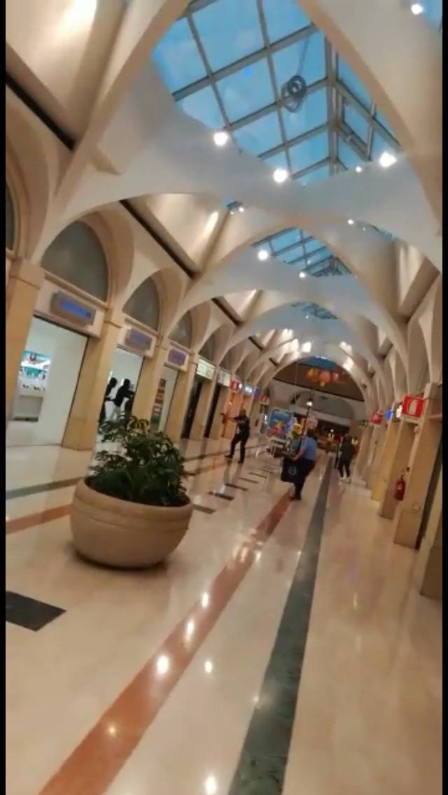 Taranto, commando armato in un centro commerciale, il video diventa virale sui social