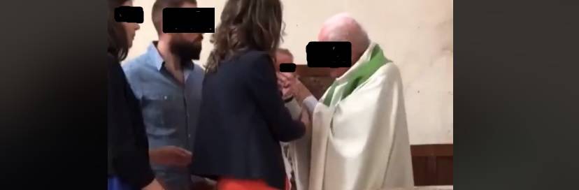 Il bambino piange in chiesa e il prete gli dà uno schiaffo