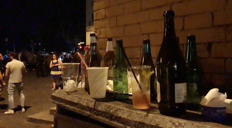 Ragazzi bevono in strada dopo mezzanotte: multa da 150 euro a testa