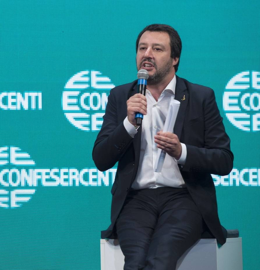"Salvini sei una m...". E il ministro scova il "like" della Ong all'insulto