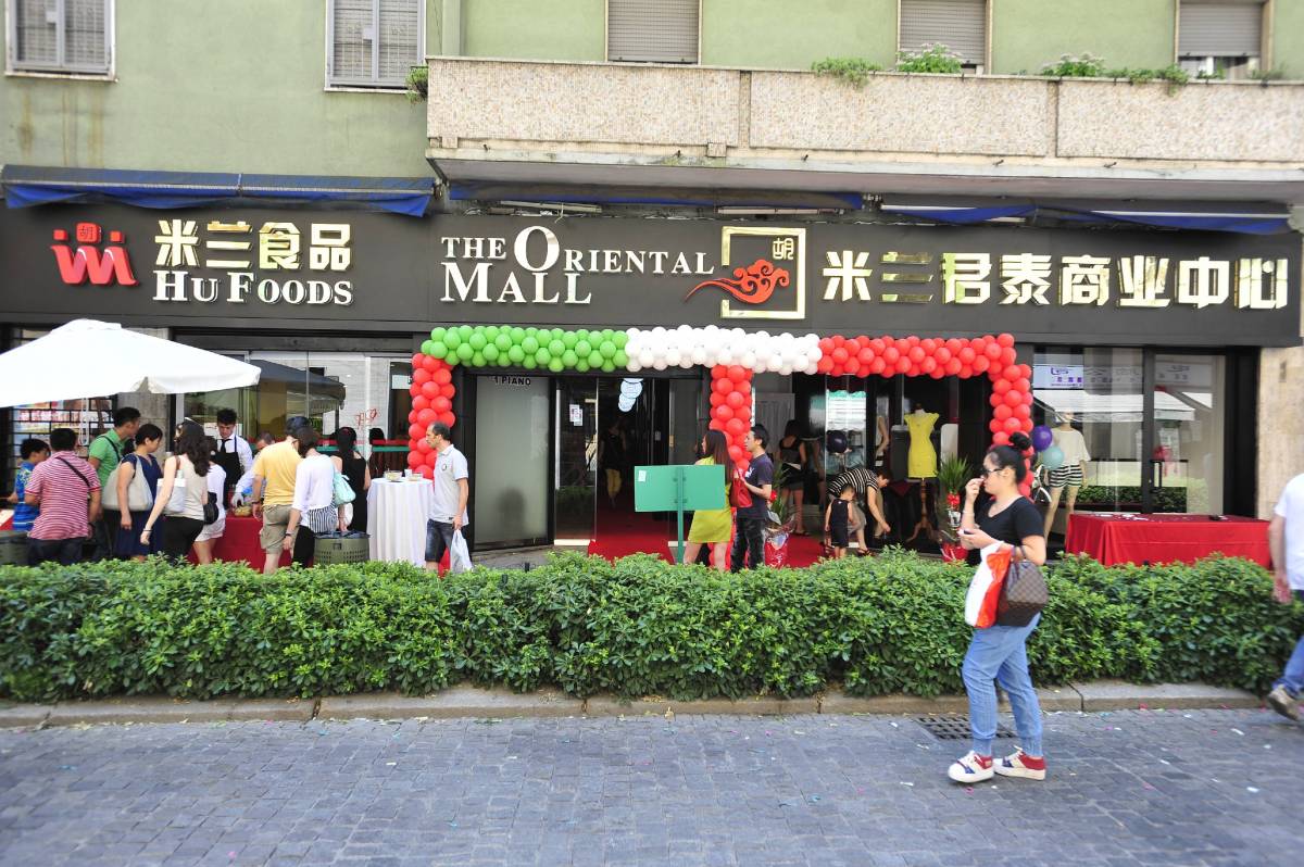 Chinatown si rifà il look: nuovo logo nei negozi, panchine per i pedoni