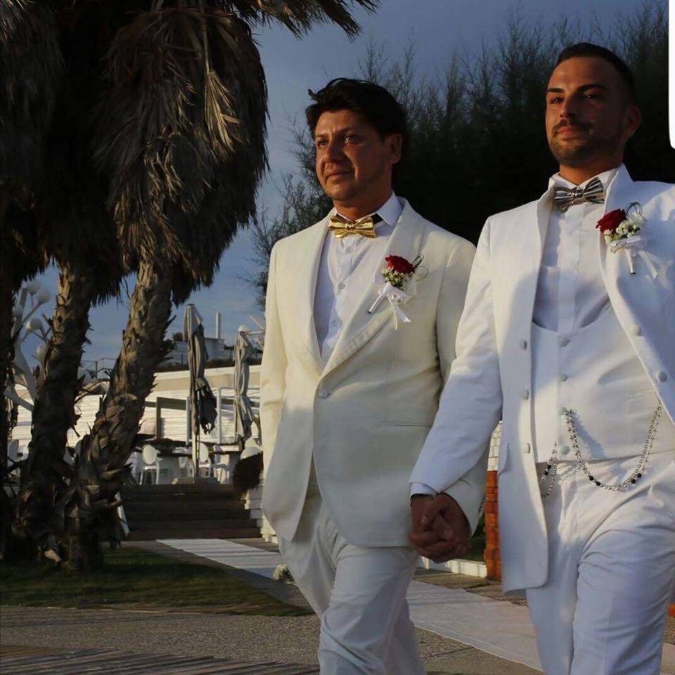 "Qui solo coppie etero": e a Napoli il lido respinge la coppia gay