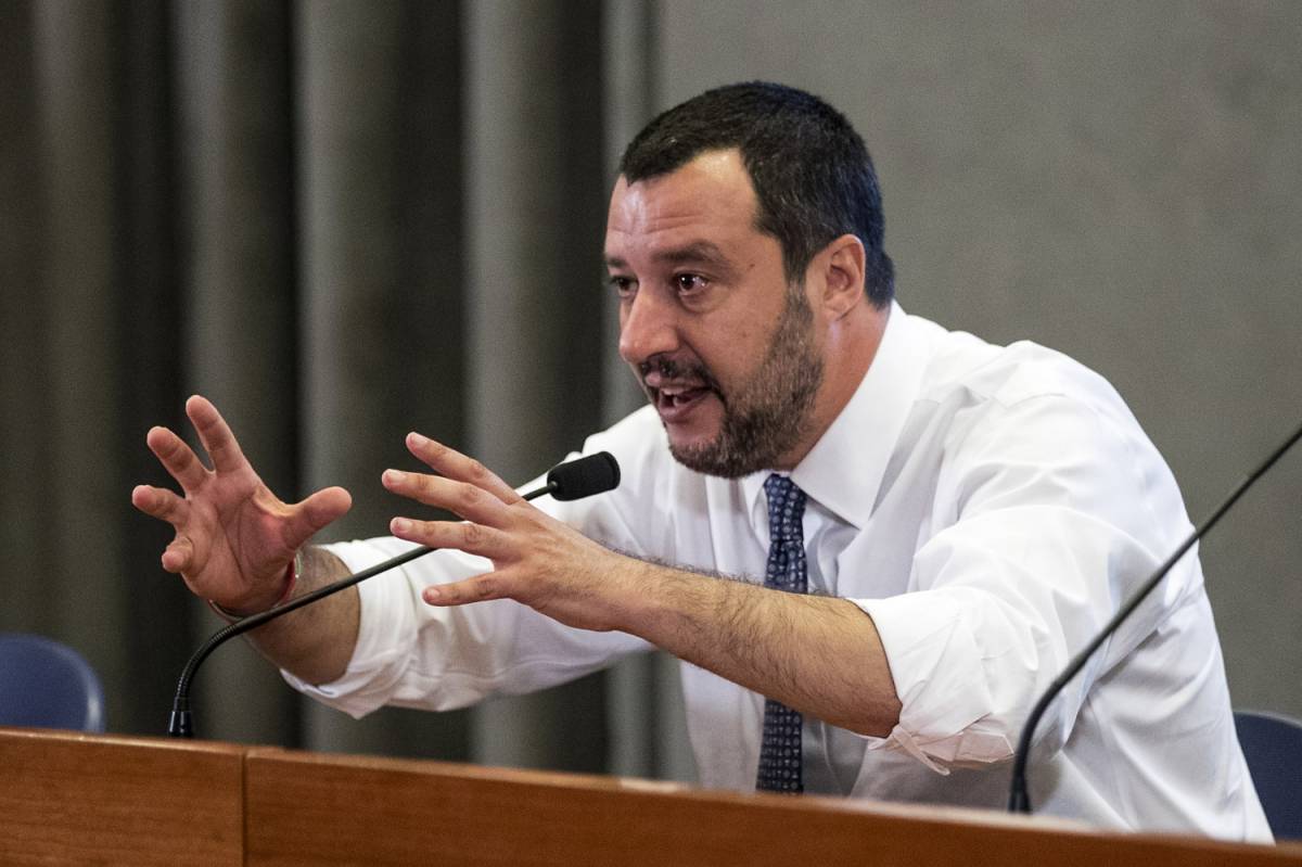Migranti, Macron nega l'emergenza Ira di Salvini: "Arroganza francese"