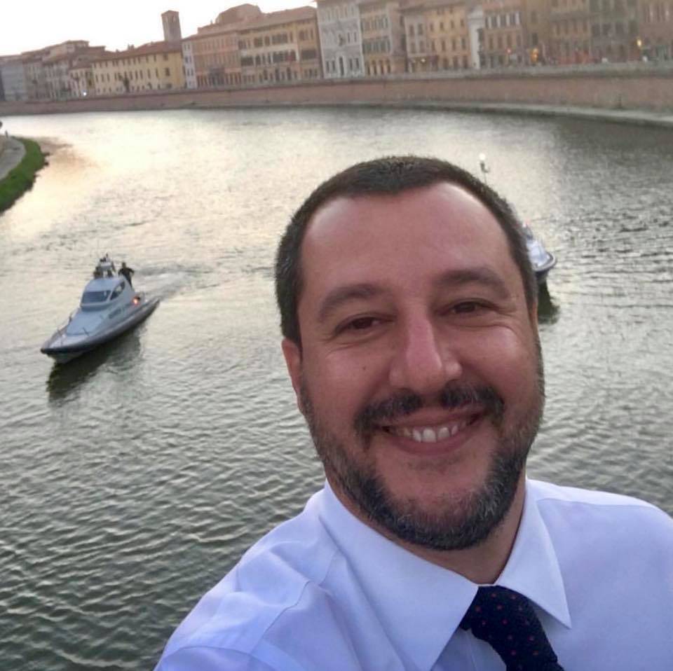 "Niente clandestini su queste barche" Il tweet di Salvini scatena la polemica