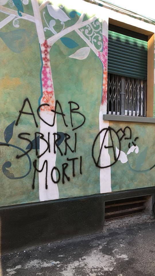Bologna, anarchici contro la polizia: "Acab, sbirri morti"