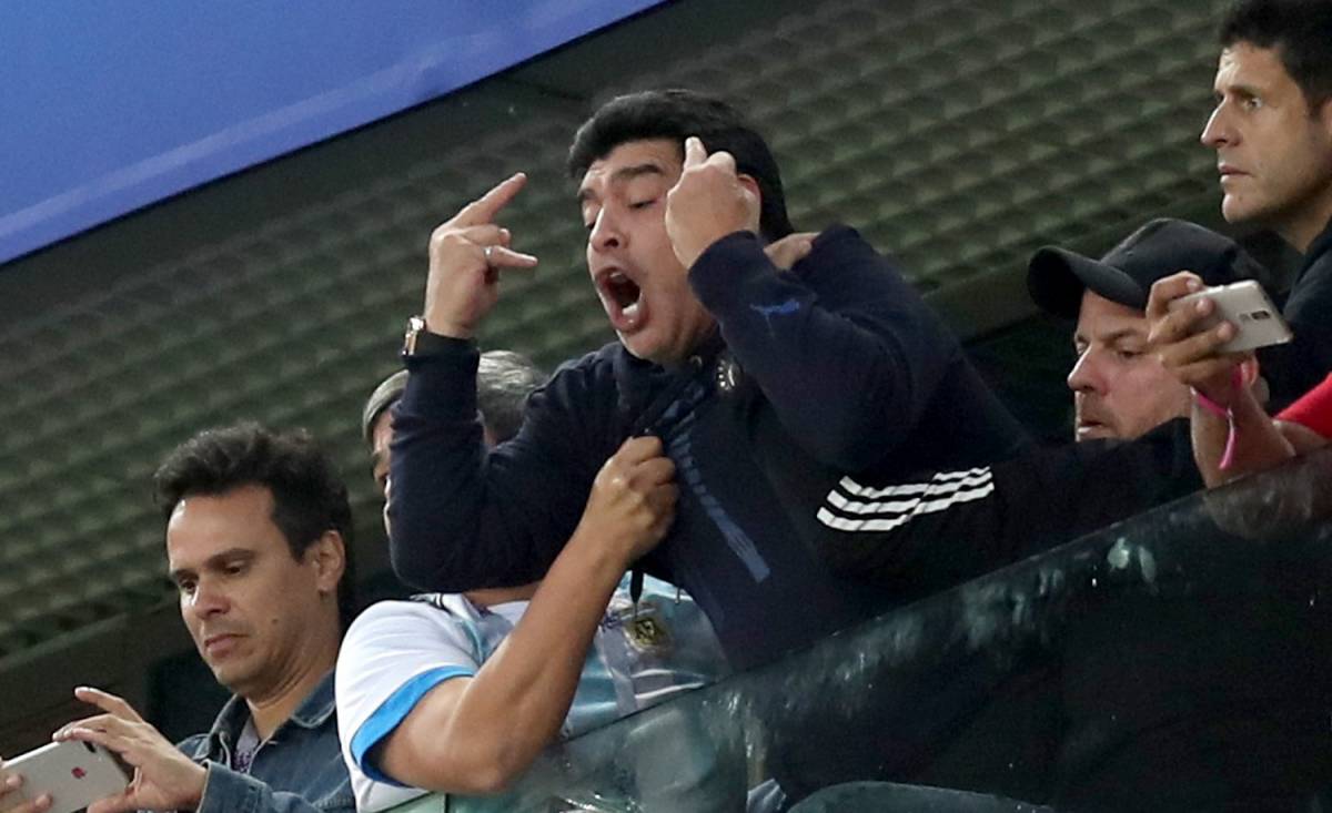 L'Argentina segna il 2-1 all'86'. E Maradona fa il dito medio