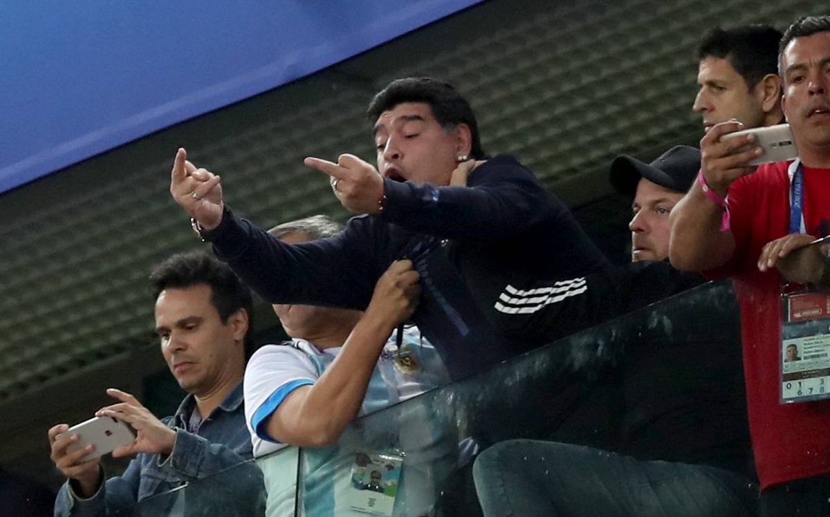 Preghiera e dito medio Maradona tiene l'Argentina in Russia