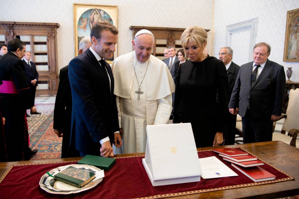 Emmanuel, due facce di bronzo Caccia i migranti e va dal Papa