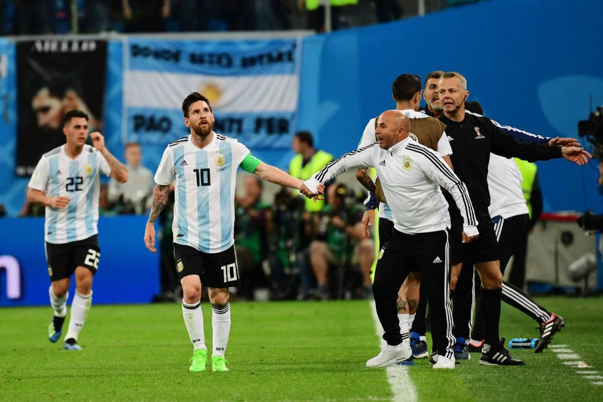 Argentina, Sampaoli a Messi: "Lo faccio entrare Aguero?"