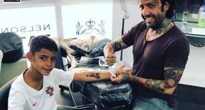 Il figlio di Cristiano Ronaldo è precoce: a otto anni il primo tatuaggio