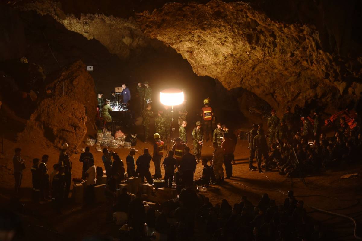 Thailandia, da 4 giorni si cercano 12 ragazzi intrappolati in una grotta
