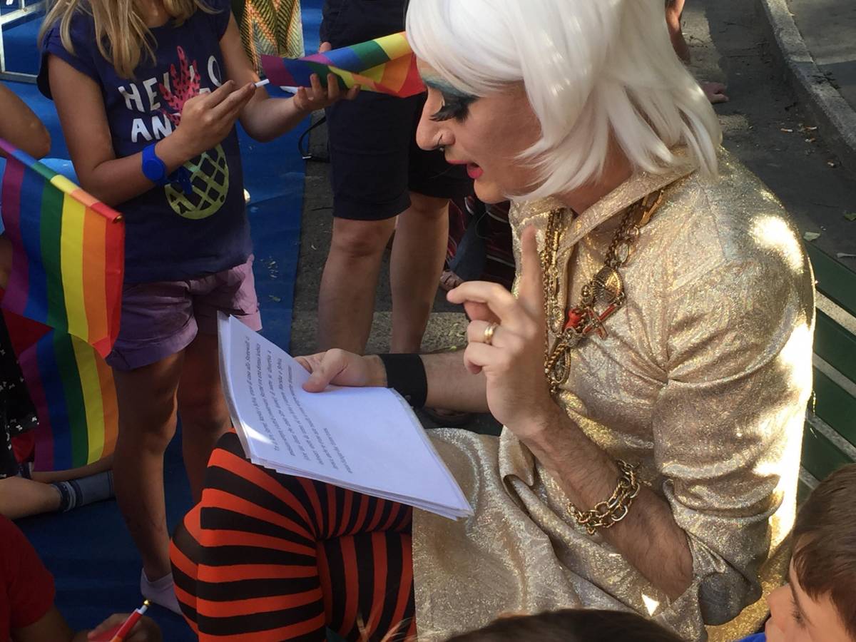 Bimbi a lezione al gay pride: la maestra è una drag queen