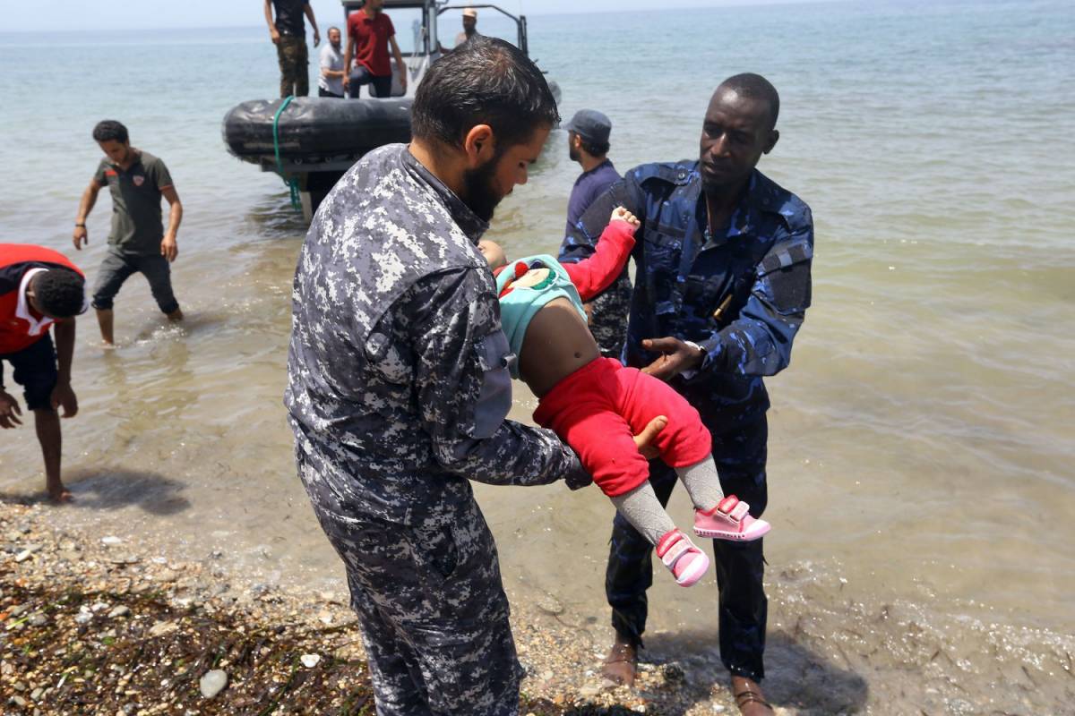 Naufragio al largo della Libia: "100 morti". Molti sono bimbi