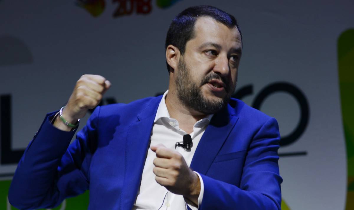 Dopo le Ong, Salvini blocca le navi militari: "La musica cambia pure per loro"