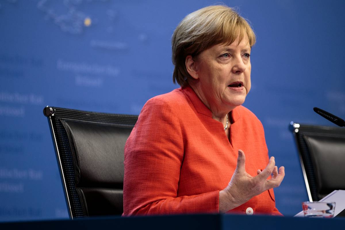 Migranti, così la Merkel prova a resistere: centri sorvegliati e rimpatri veloci