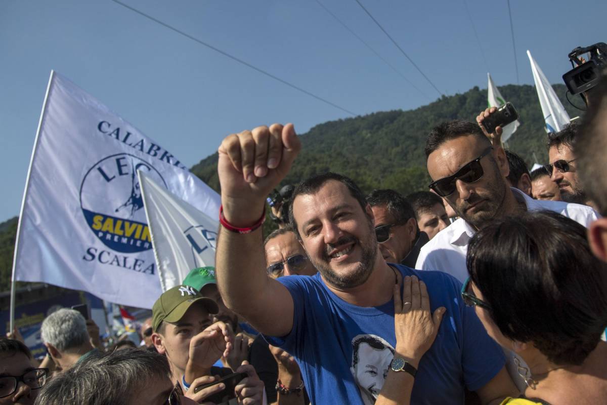 Salvini lancia la Lega in blu: "Governeremo per 30 anni"