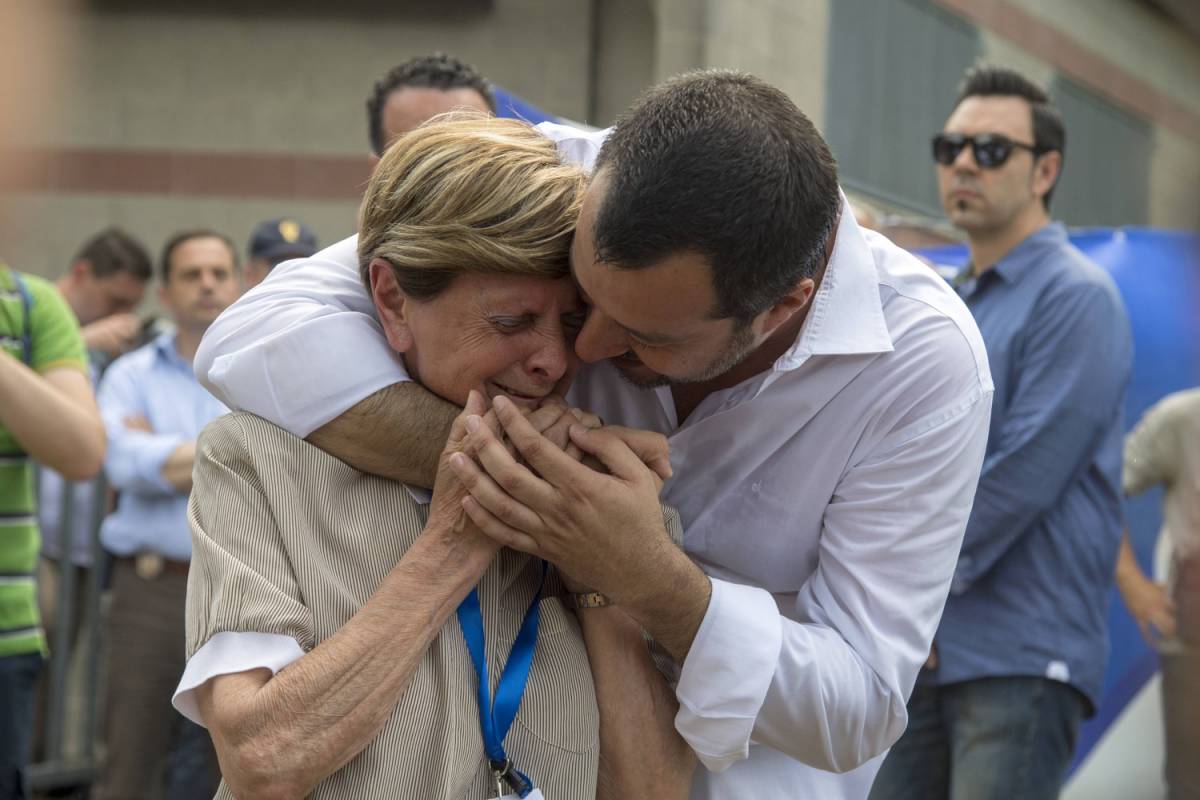Salvini prega per Buonanno: "Ci aiuta da lassù". Poi abbraccia la madre in lacrime