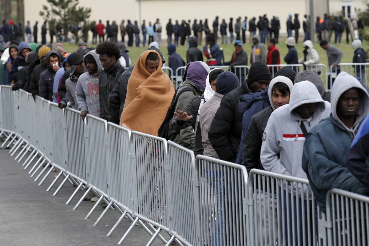 Migranti, l'Austria alza il muro: "Proteggeremo i nostri confini"