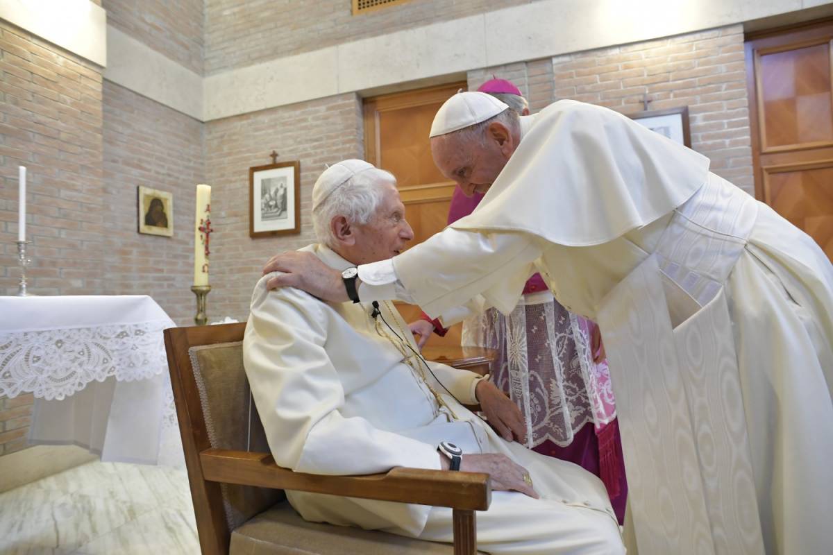 Il Papa elogia Ratzinger, ma cosa pensa l'emerito del "Padre nostro"?
