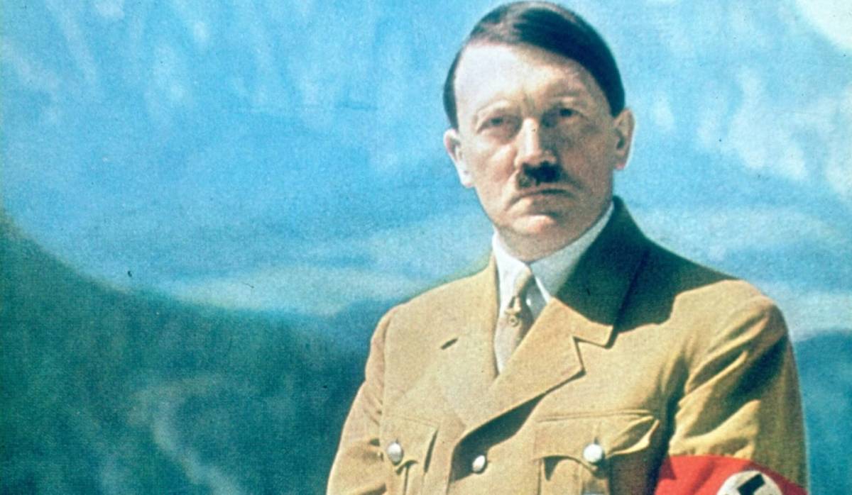 Lodi, si aggira con la maglietta di Hitler: fermato dalla Digos