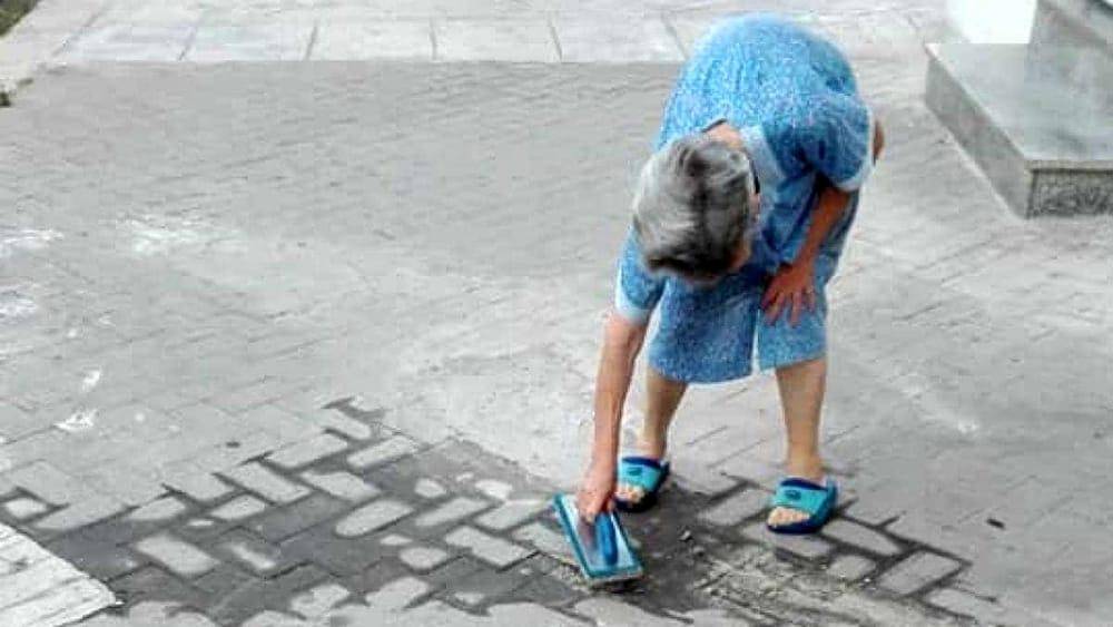 La nonnina che sfida i burocrati: "Il marciapiede è rotto? ​Lo sistemo io"