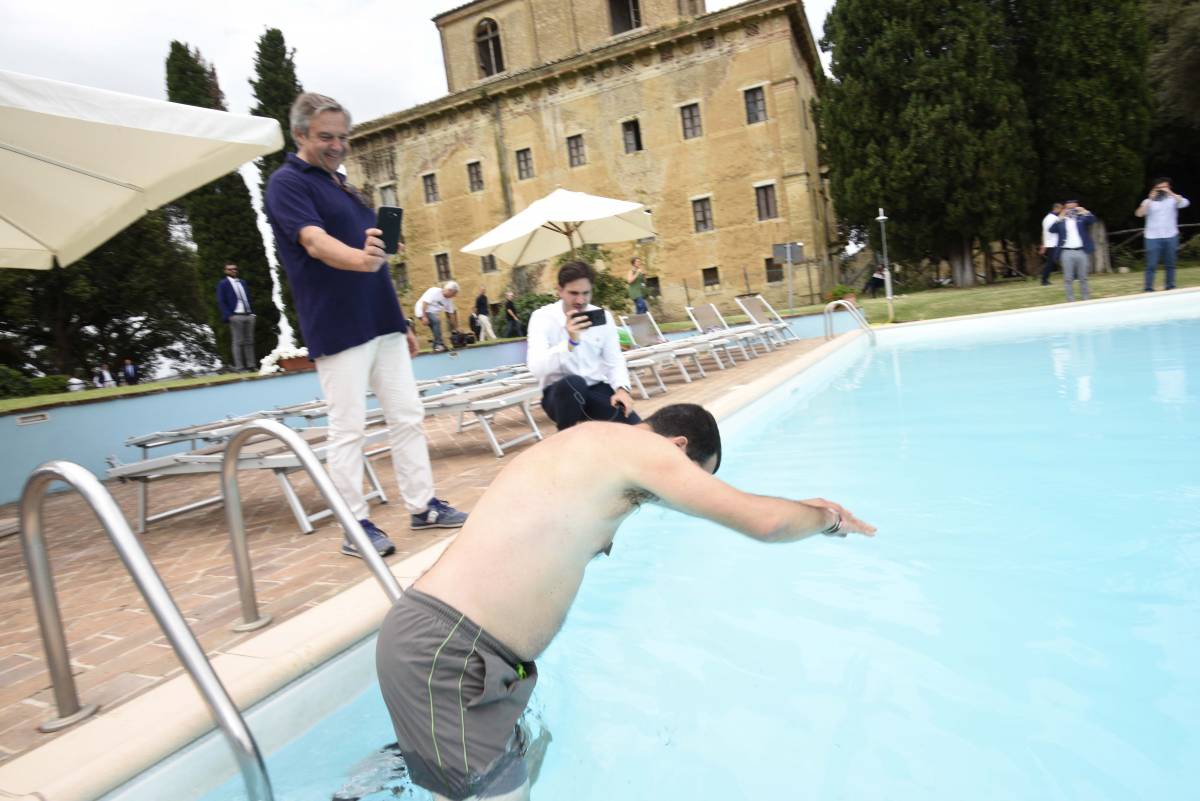 Salvini fa il bagno in una piscina confiscata alla mafia