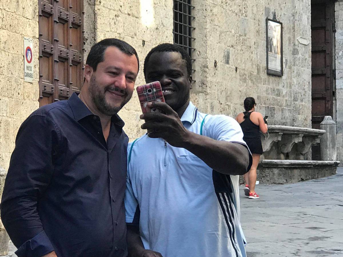 La foto che zittisce i buonisti: senegalese incontra Salvini e gli chiede un selfie