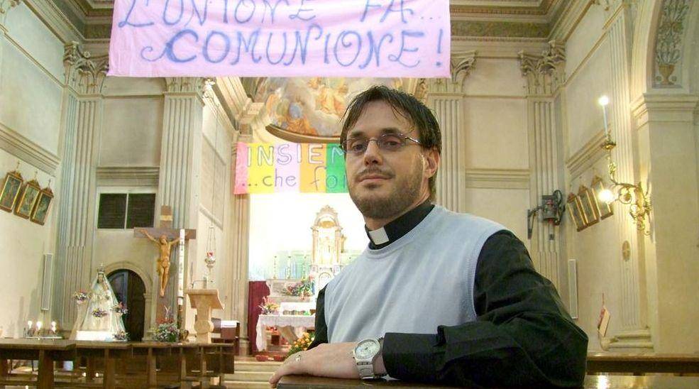 Il prete gay celebra messa: "Il Vangelo non condanna ​l'omosessualità"