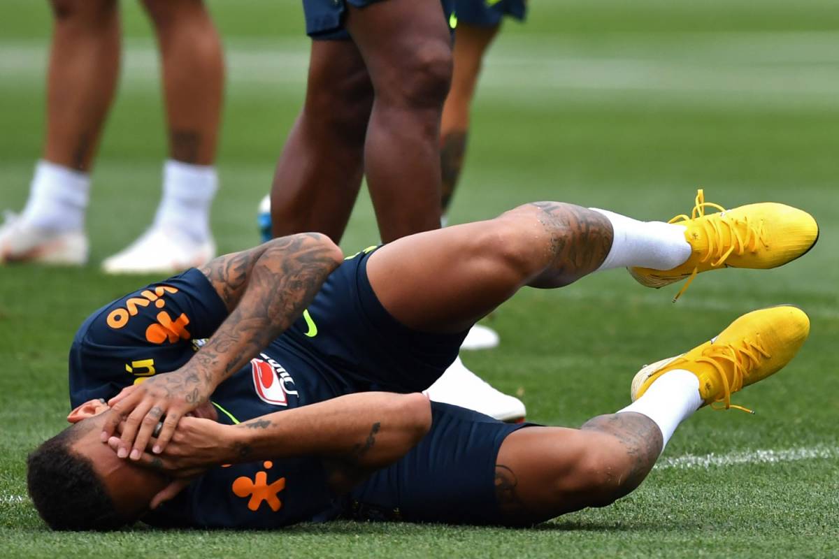 Neymar la butta sul ridere e simula anche in allenamento