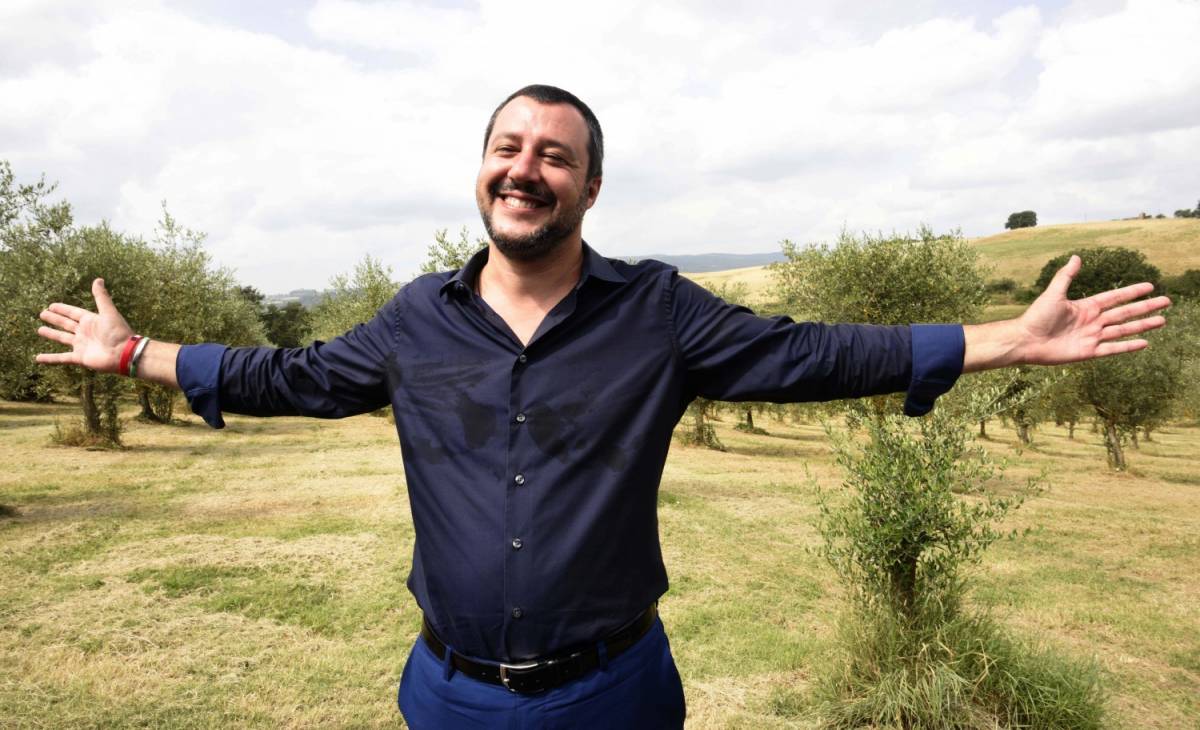 Salvini liquida i radical chic: "Multimilionari aprano le ville"