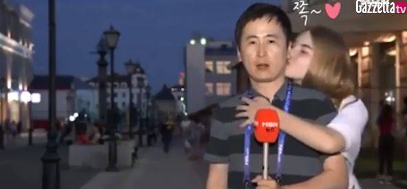 Mondiali 2018, giornalista coreano baciato da due donne in diretta televisiva