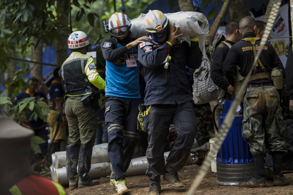 Thailandia, muore un soccorritore. Scoperto un cunicolo: sbuca a 200 metri dai ragazzi