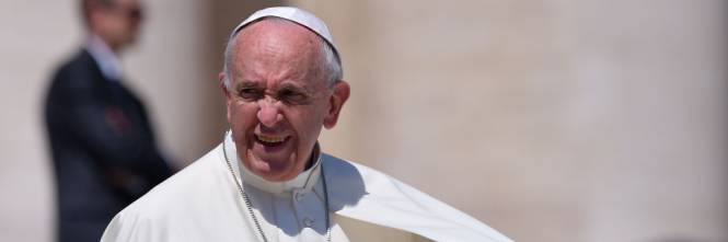 Il Papa sulla talare: "Grazie a Dio questa moda non c'è più"