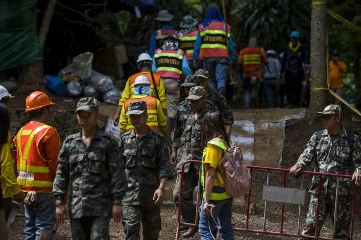 Thailandia, corsa per salvare i bimbi nella grotta: "Manca ossigeno"