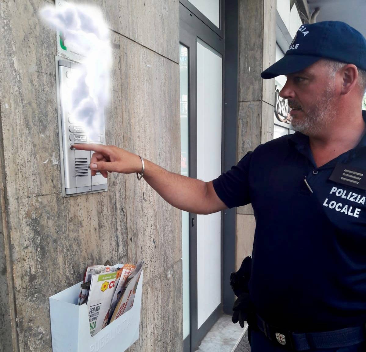 La polizia municipale di Diano Marina durante i controlli per gli affitti in nero